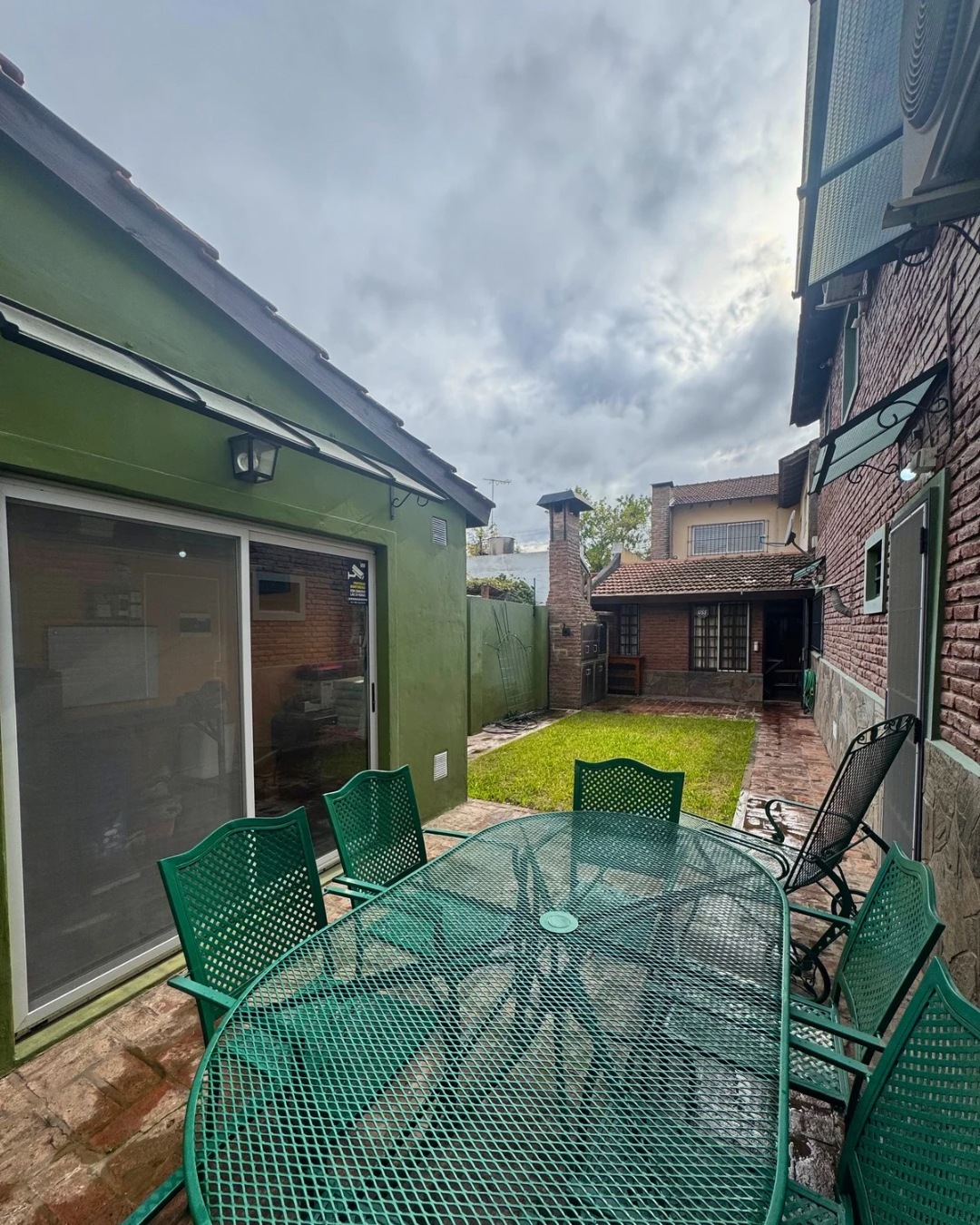 CHALET 6 AMBIENTES CON JARDIN EN PARQUE QUIRNO - Imagen 2