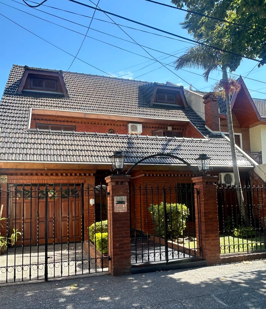 CHALET DOS PLANTAS EN PARQUE QUIRNO