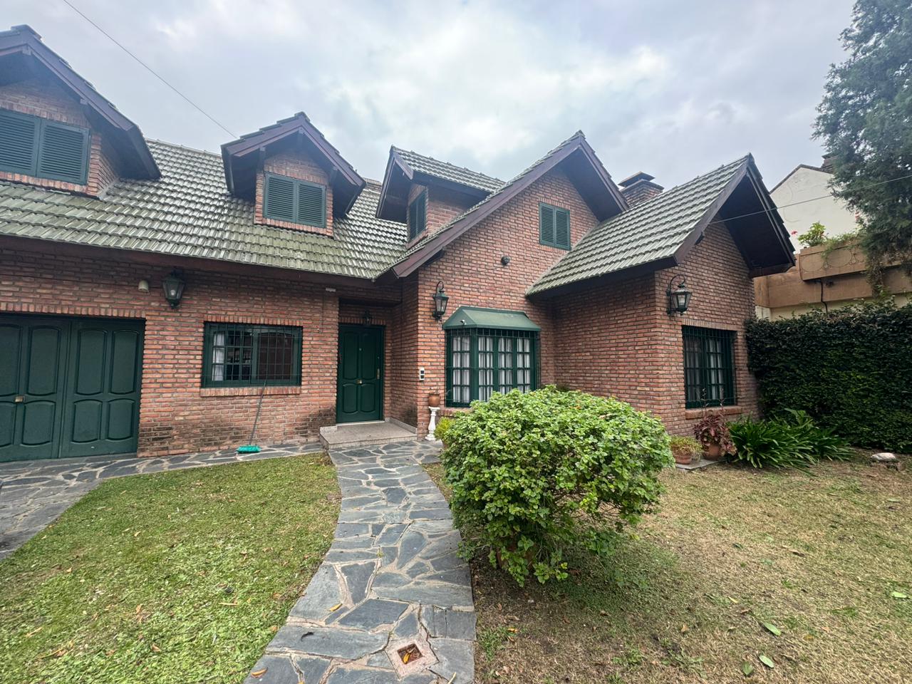 CHALET 7 AMBIENTES CON QUINCHO Y JARDIN