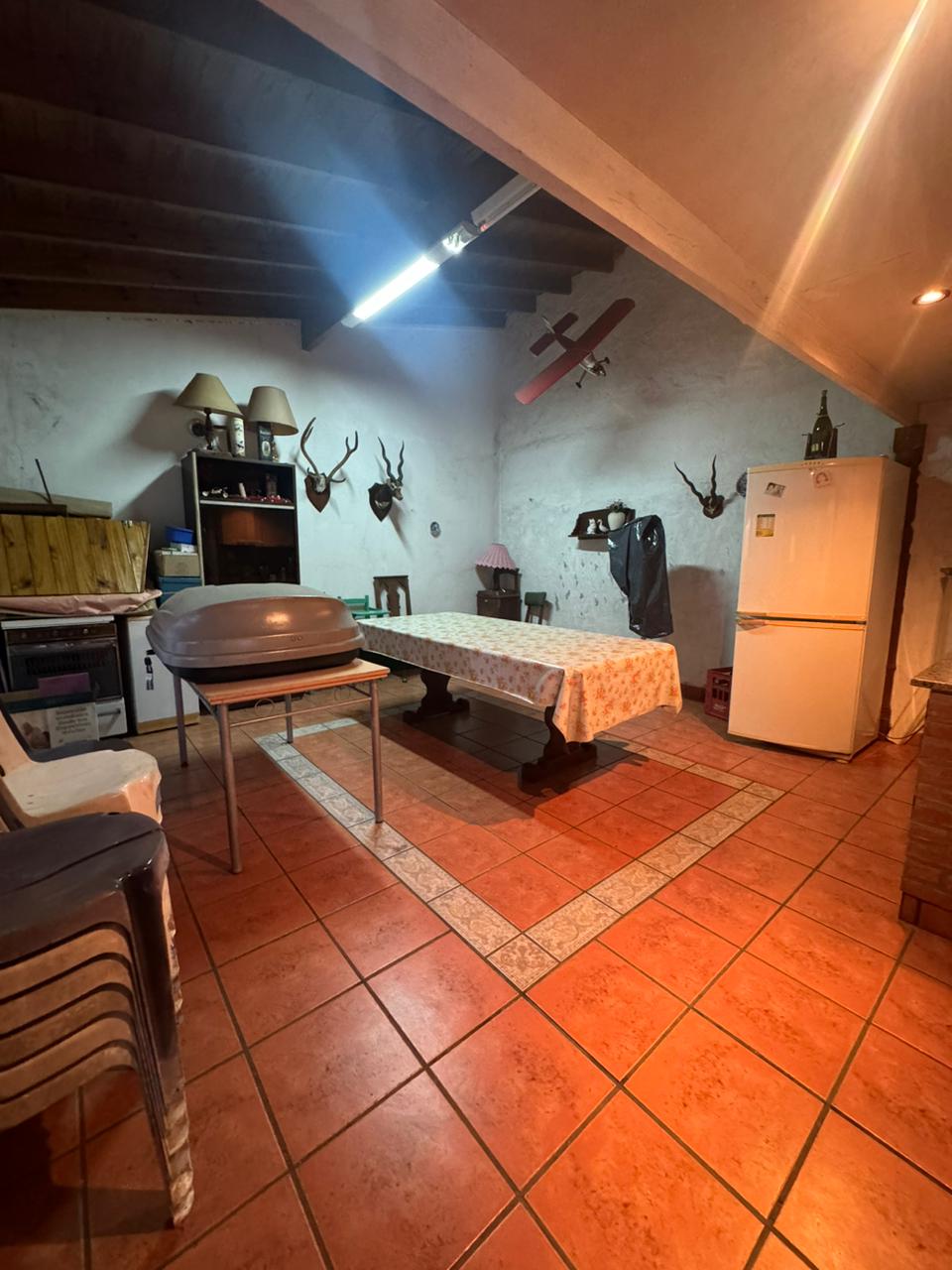 CHALET 7 AMBIENTES CON QUINCHO Y JARDIN - Imagen 2