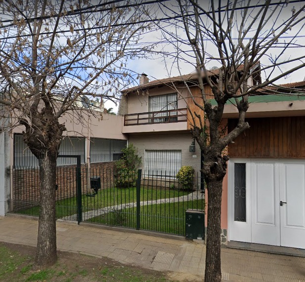 CHALET DOS PLANTAS A METROS DE AV. JAURETCHE - Imagen 2