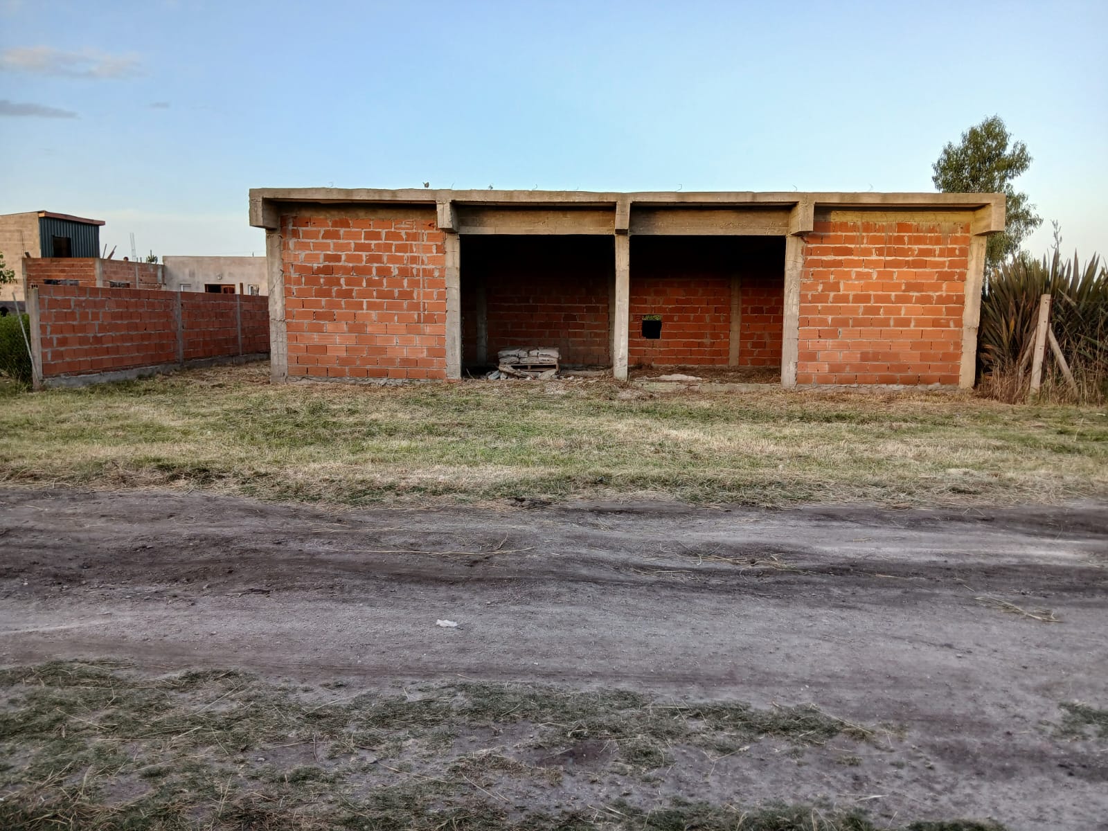 LOTE CON CONSTRUCCION A TERMINAR EN ATLANTIDA - Imagen 2