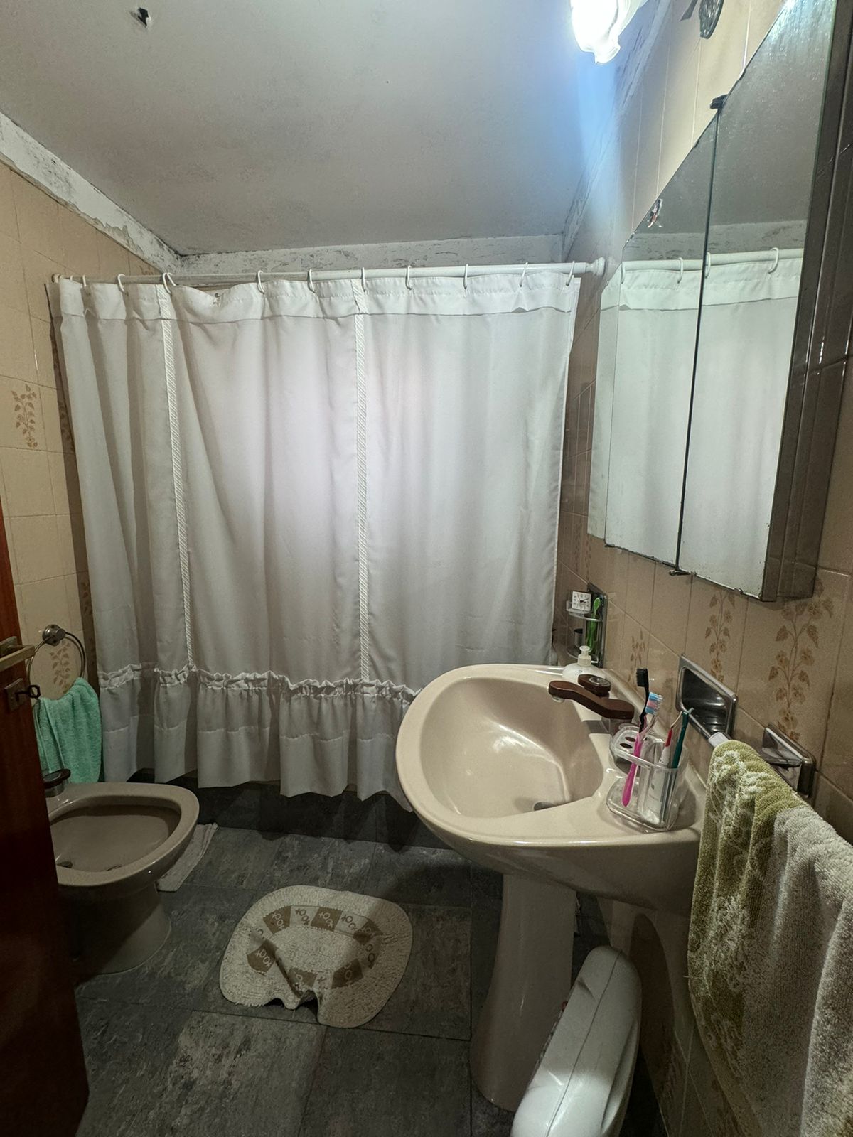 CHALET 7 AMBIENTES CON QUINCHO Y JARDIN - Imagen 23