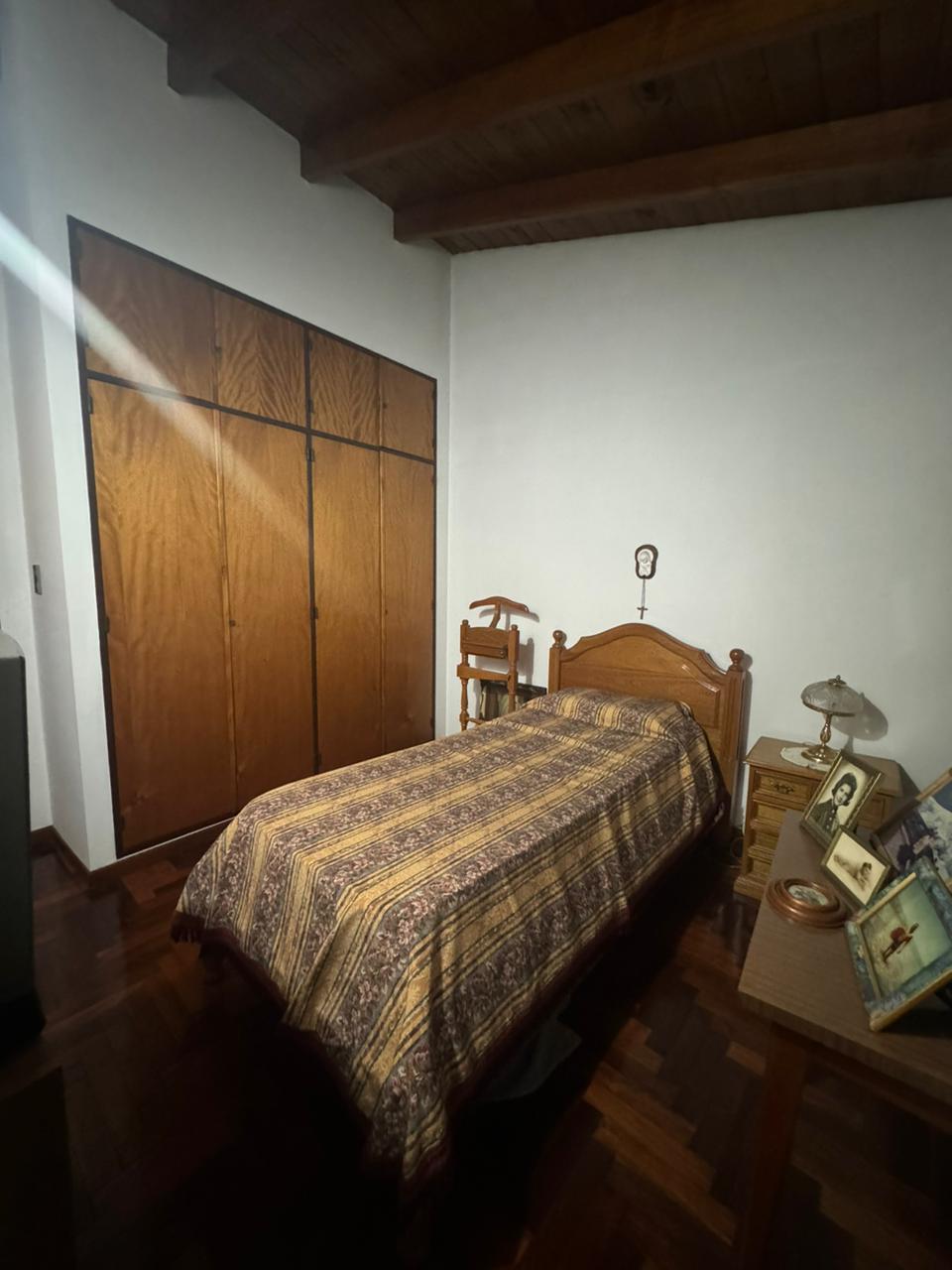 CHALET 7 AMBIENTES CON QUINCHO Y JARDIN - Imagen 4
