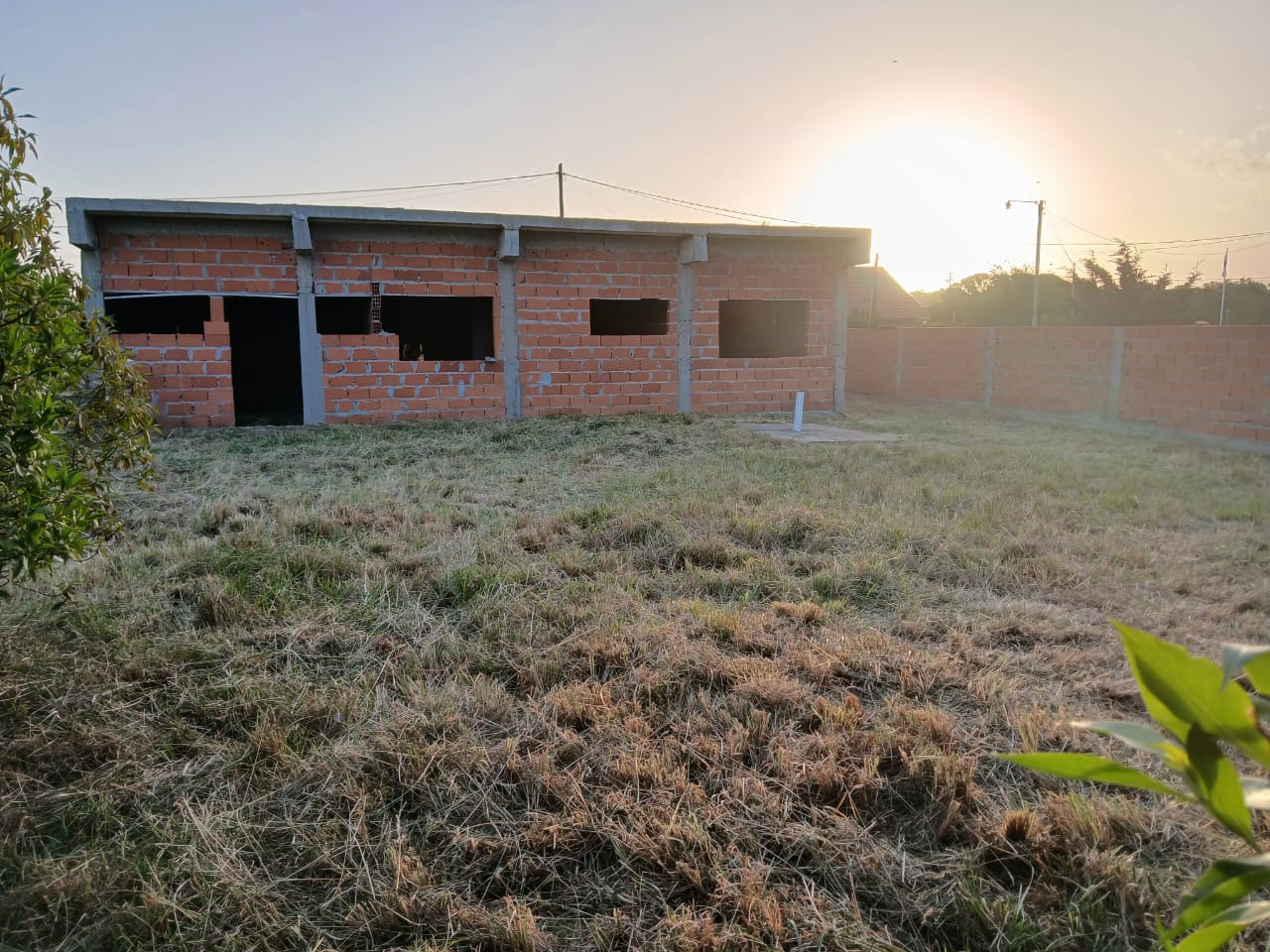 LOTE CON CONSTRUCCION A TERMINAR EN ATLANTIDA - Imagen 4