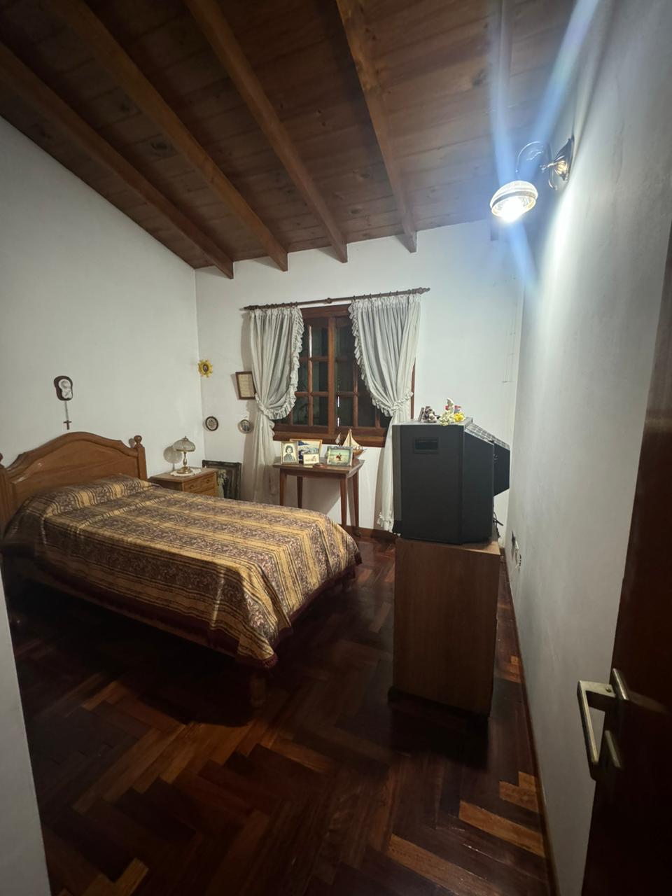 CHALET 7 AMBIENTES CON QUINCHO Y JARDIN - Imagen 5