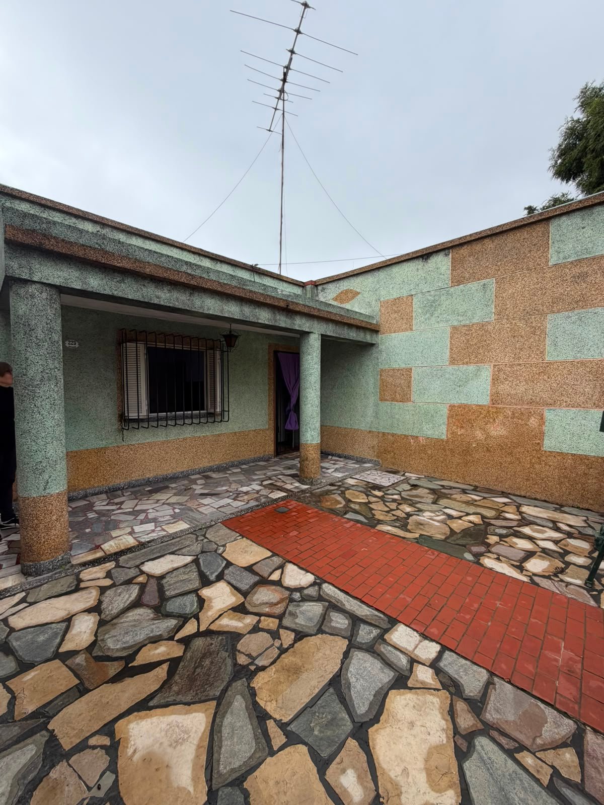 CASA 3 AMB. EN VILLA TESEI SOBRE LOTE DE 10 X 30 - Imagen 2