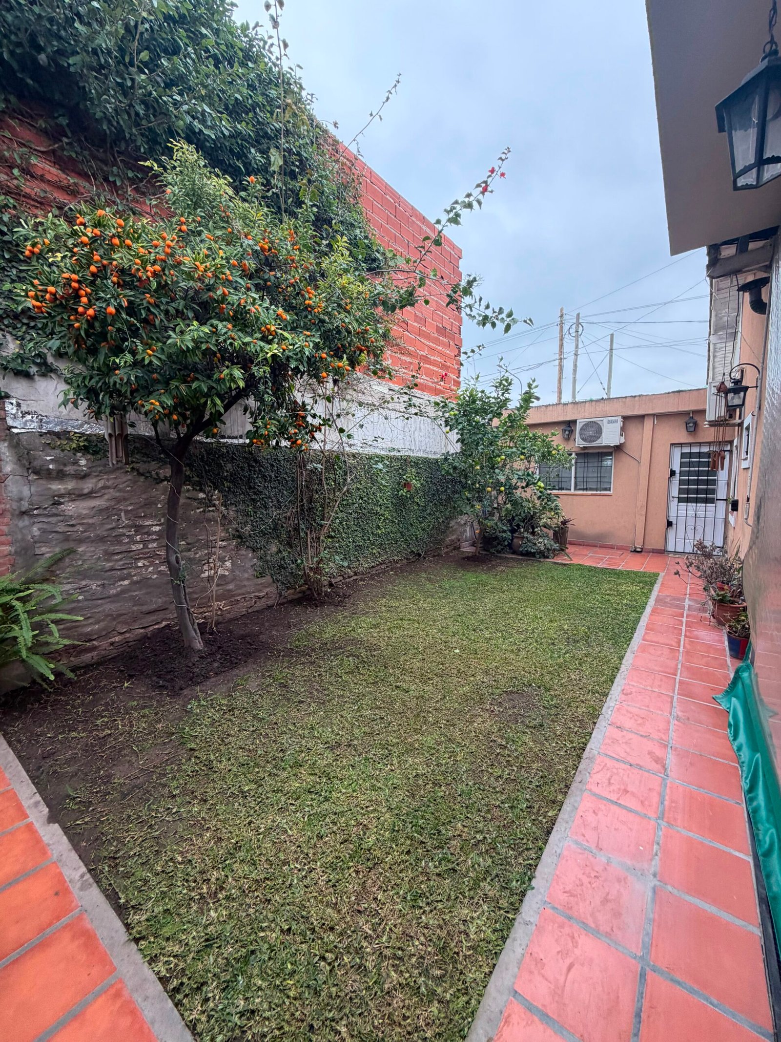 CHALET 4 AMB. EN ESQUINA - Imagen 4