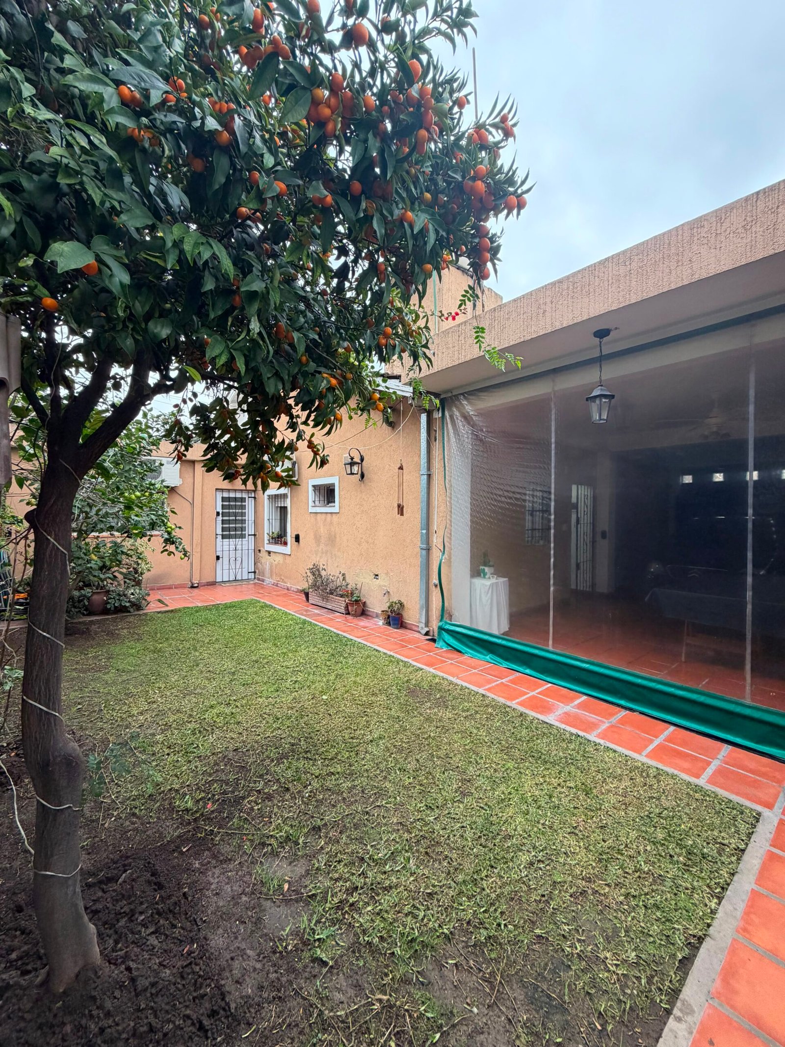 CHALET 4 AMB. EN ESQUINA - Imagen 5
