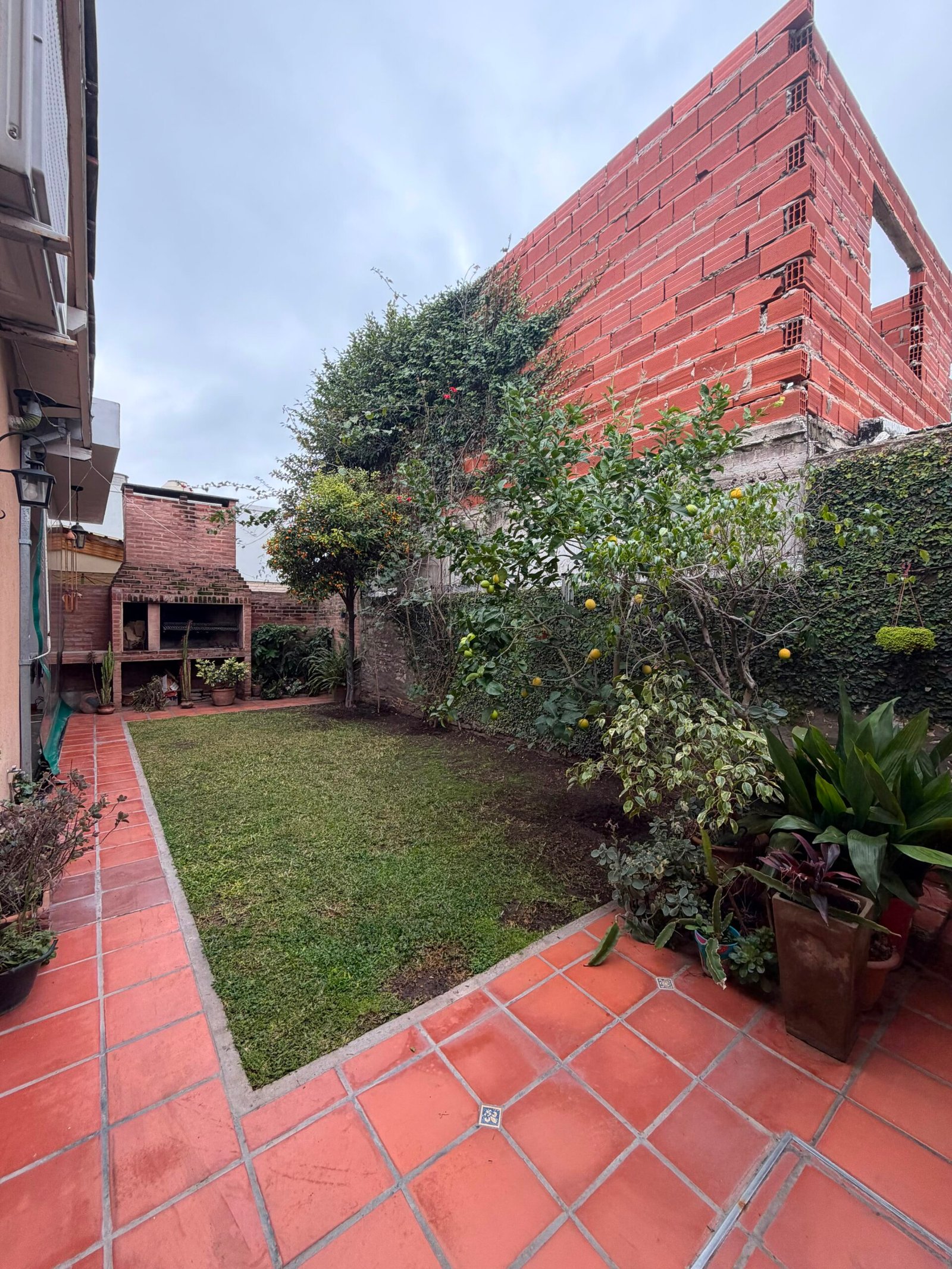 CHALET 4 AMB. EN ESQUINA - Imagen 6